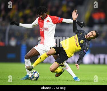 Dortmund, Allemagne. 10 Dec, 2019. duels, duel entre Peter Olayinka (Slavia Prague) et Achraf Hakimi (Borussia Dortmund). GES/football/Ligue des Champions : Borussia Dortmund - Slavia Prague, 10.12.2019 - Football/soccer/Ligue des Champions : Borussia Dortmund vs SK Slavia Prague, Dortmund, Dec 10, 2019 | dans le monde entier l'utilisation de Credit : dpa/Alamy Live News Banque D'Images