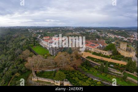 Panorama de l'antenne de Tomar château autrefois propriété de la ville et des Templiers, le couvent du Christ au Portugal Banque D'Images