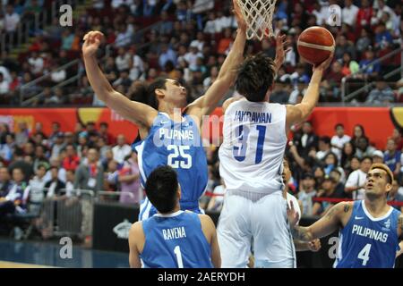 Les Philippines, une fois encore, d'affirmer sa domination dans men's basketball, l'exclusion de la Thaïlande 115-81, de gagner une médaille d'or chez les hommes 5x5 événement de basket-ball de la 30e SEA Games. Avec la victoire des Philippines remplit un double d'or avec l'équipe féminine de PH remportant la médaille d'or chez les femmes de la 5x5 plus tôt dans la journée. Gilas a été dirigé par Junemar Fajardo qui a marqué 17 points, avec 13 rebonds pour un lit double. La Thaïlande, d'autre part a été épaulé par Tyler Agneau qui coulé en 33 points dans un large effort. (Photo par Dennis Jerome Acosta/Pacific Press) Banque D'Images