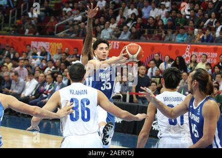 Les Philippines, une fois encore, d'affirmer sa domination dans men's basketball, l'exclusion de la Thaïlande 115-81, de gagner une médaille d'or chez les hommes 5x5 événement de basket-ball de la 30e SEA Games. Avec la victoire des Philippines remplit un double d'or avec l'équipe féminine de PH remportant la médaille d'or chez les femmes de la 5x5 plus tôt dans la journée. Gilas a été dirigé par Junemar Fajardo qui a marqué 17 points, avec 13 rebonds pour un lit double. La Thaïlande, d'autre part a été épaulé par Tyler Agneau qui coulé en 33 points dans un large effort. (Photo par Dennis Jerome Acosta/Pacific Press) Banque D'Images