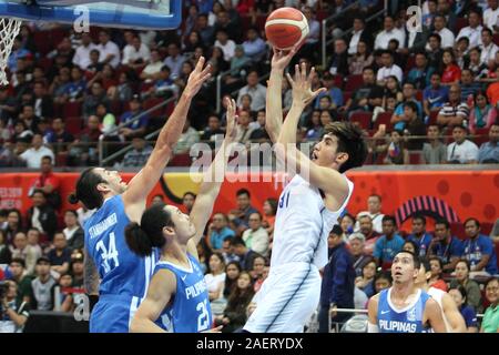 Les Philippines, une fois encore, d'affirmer sa domination dans men's basketball, l'exclusion de la Thaïlande 115-81, de gagner une médaille d'or chez les hommes 5x5 événement de basket-ball de la 30e SEA Games. Avec la victoire des Philippines remplit un double d'or avec l'équipe féminine de PH remportant la médaille d'or chez les femmes de la 5x5 plus tôt dans la journée. Gilas a été dirigé par Junemar Fajardo qui a marqué 17 points, avec 13 rebonds pour un lit double. La Thaïlande, d'autre part a été épaulé par Tyler Agneau qui coulé en 33 points dans un large effort. (Photo par Dennis Jerome Acosta/Pacific Press) Banque D'Images