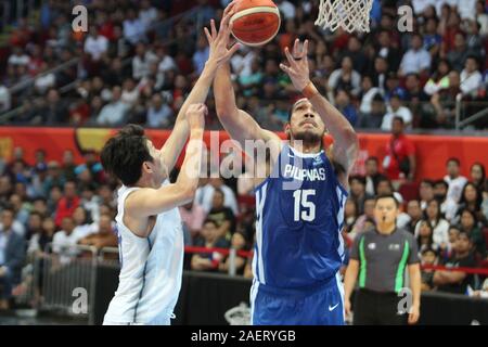 Les Philippines, une fois encore, d'affirmer sa domination dans men's basketball, l'exclusion de la Thaïlande 115-81, de gagner une médaille d'or chez les hommes 5x5 événement de basket-ball de la 30e SEA Games. Avec la victoire des Philippines remplit un double d'or avec l'équipe féminine de PH remportant la médaille d'or chez les femmes de la 5x5 plus tôt dans la journée. Gilas a été dirigé par Junemar Fajardo qui a marqué 17 points, avec 13 rebonds pour un lit double. La Thaïlande, d'autre part a été épaulé par Tyler Agneau qui coulé en 33 points dans un large effort. (Photo par Dennis Jerome Acosta/Pacific Press) Banque D'Images