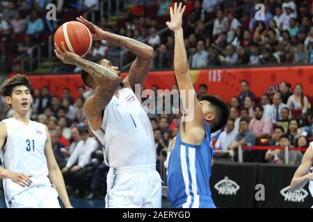 Les Philippines, une fois encore, d'affirmer sa domination dans men's basketball, l'exclusion de la Thaïlande 115-81, de gagner une médaille d'or chez les hommes 5x5 événement de basket-ball de la 30e SEA Games. Avec la victoire des Philippines remplit un double d'or avec l'équipe féminine de PH remportant la médaille d'or chez les femmes de la 5x5 plus tôt dans la journée. Gilas a été dirigé par Junemar Fajardo qui a marqué 17 points, avec 13 rebonds pour un lit double. La Thaïlande, d'autre part a été épaulé par Tyler Agneau qui coulé en 33 points dans un large effort. (Photo par Dennis Jerome Acosta/Pacific Press) Banque D'Images