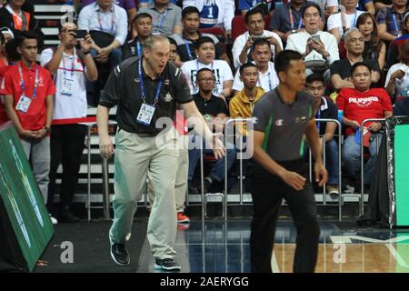 Les Philippines, une fois encore, d'affirmer sa domination dans men's basketball, l'exclusion de la Thaïlande 115-81, de gagner une médaille d'or chez les hommes 5x5 événement de basket-ball de la 30e SEA Games. Avec la victoire des Philippines remplit un double d'or avec l'équipe féminine de PH remportant la médaille d'or chez les femmes de la 5x5 plus tôt dans la journée. Gilas a été dirigé par Junemar Fajardo qui a marqué 17 points, avec 13 rebonds pour un lit double. La Thaïlande, d'autre part a été épaulé par Tyler Agneau qui coulé en 33 points dans un large effort. (Photo par Dennis Jerome Acosta/Pacific Press) Banque D'Images