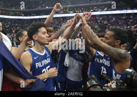 Les Philippines, une fois encore, d'affirmer sa domination dans men's basketball, l'exclusion de la Thaïlande 115-81, de gagner une médaille d'or chez les hommes 5x5 événement de basket-ball de la 30e SEA Games. Avec la victoire des Philippines remplit un double d'or avec l'équipe féminine de PH remportant la médaille d'or chez les femmes de la 5x5 plus tôt dans la journée. Gilas a été dirigé par Junemar Fajardo qui a marqué 17 points, avec 13 rebonds pour un lit double. La Thaïlande, d'autre part a été épaulé par Tyler Agneau qui coulé en 33 points dans un large effort. (Photo par Dennis Jerome Acosta/Pacific Press) Banque D'Images