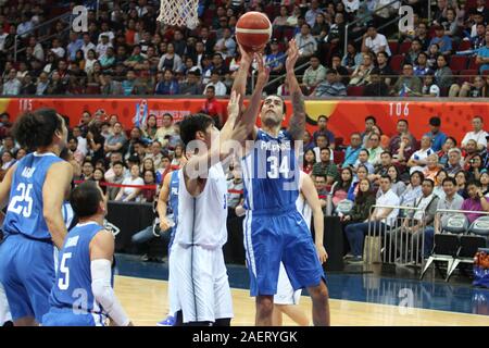 Les Philippines, une fois encore, d'affirmer sa domination dans men's basketball, l'exclusion de la Thaïlande 115-81, de gagner une médaille d'or chez les hommes 5x5 événement de basket-ball de la 30e SEA Games. Avec la victoire des Philippines remplit un double d'or avec l'équipe féminine de PH remportant la médaille d'or chez les femmes de la 5x5 plus tôt dans la journée. Gilas a été dirigé par Junemar Fajardo qui a marqué 17 points, avec 13 rebonds pour un lit double. La Thaïlande, d'autre part a été épaulé par Tyler Agneau qui coulé en 33 points dans un large effort. (Photo par Dennis Jerome Acosta/Pacific Press) Banque D'Images