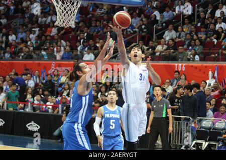 Les Philippines, une fois encore, d'affirmer sa domination dans men's basketball, l'exclusion de la Thaïlande 115-81, de gagner une médaille d'or chez les hommes 5x5 événement de basket-ball de la 30e SEA Games. Avec la victoire des Philippines remplit un double d'or avec l'équipe féminine de PH remportant la médaille d'or chez les femmes de la 5x5 plus tôt dans la journée. Gilas a été dirigé par Junemar Fajardo qui a marqué 17 points, avec 13 rebonds pour un lit double. La Thaïlande, d'autre part a été épaulé par Tyler Agneau qui coulé en 33 points dans un large effort. (Photo par Dennis Jerome Acosta/Pacific Press) Banque D'Images