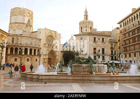 VALENCIA, Espagne - NOVEMER 27, 2019 : la Place de la Vierge à la place Cathédrale et de la fontaine Fuente del Turia à Valence, Espagne Banque D'Images