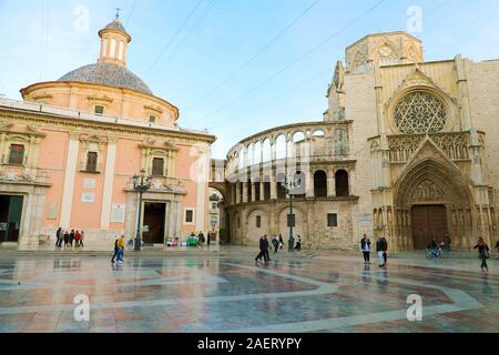 VALENCIA, Espagne - NOVEMER 27, 2019 : la Place de la Vierge à la place Cathédrale et de la Basilique de la Virgen de los Desamparados, Valencia, Espagne Banque D'Images