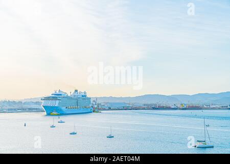 Tauranga Nouvelle Zélande - le 11 décembre 2019 ; de l'Ovation mer cruiseship laissant Tauranga Harbour après avoir été retardée en raison de l'Île Blanche même volcanique Banque D'Images