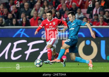 Lisbonne, Portugal. Dec 10, 2019. Alejandro Grimaldo de SL Benfica (L) rivalise avec Vyacheslav Karavaev de FC Zenit lors de la Ligue des Champions, Groupe G, match de football entre SL Benfica et le FC Zenit au stade de la Luz à Lisbonne, Portugal, le 10 décembre 2019. Crédit : Pedro Fiuza/ZUMA/Alamy Fil Live News Banque D'Images