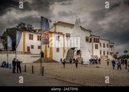 Le Palais National de Sintra ancienne onzième siècle bâtiment maure avec décoration de Noël et dramatique ciel coloré au Portugal. Banque D'Images