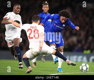 Jeremy Pied de Lille (centre) et de Chelsea's Willian bataille pour la balle durant le match de la Ligue des Champions à Stamford Bridge, Londres. Banque D'Images