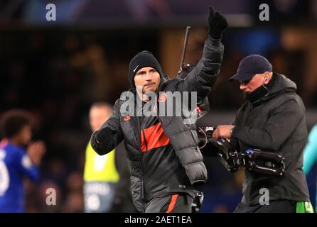 Gestionnaire de Chelsea Frank Lampard applaudit les fans après le coup de sifflet final lors de la Ligue des Champions, match à Stamford Bridge, Londres. Banque D'Images