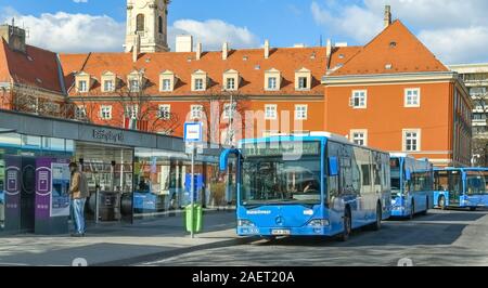 BUDAPEST, HONGRIE - Mars 2019 : les services publics d'autobus à un arrêt de bus dans le centre-ville de Budapest Banque D'Images