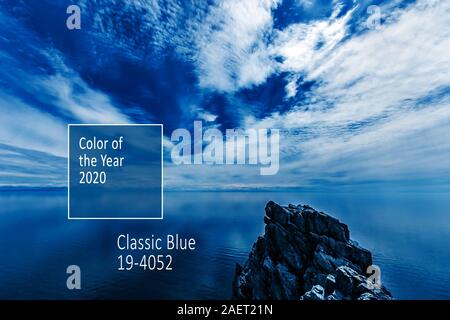 Couleur de l'année 2020 classique bleu Pantone. Seascape magnifique avec le Lac Baïkal et incroyable incroyable ciel avec les nuages. Nuages à l'horizon. Banque D'Images