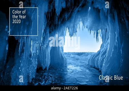 Couleur de l'année 2020 Pantonee bleu classique. Vue de la grotte de glace sur le Lac Baïkal. Beaucoup de beaux glaçons sur les murs et plafond. Banque D'Images