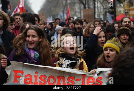 *** Strictement AUCUNE VENTES À DES MÉDIAS OU DES ÉDITEURS FRANÇAIS *** 05 décembre, 2019 - Paris, France : des dizaines de milliers de personnes se rassemblent pour protester contre le fait que le gouvernement français plan de réforme des pensions. Banque D'Images