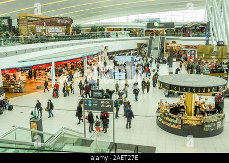 BUDAPEST, HONGRIE - Mars 2019 - vue de l'intérieur de l'aérogare à l'aéroport de Budapest. Banque D'Images