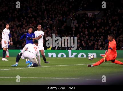 Willian Chelsea's (à gauche) tire vers le but pendant le match de la Ligue des Champions à Stamford Bridge, Londres. Banque D'Images