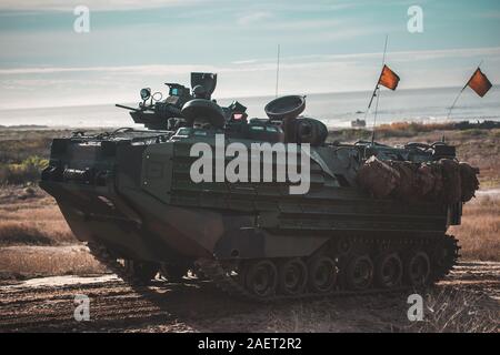 Les Marines américains avec 3e bataillon amphibie assaut, 1 Division de marines, transport Marines en un assaut véhicule amphibie pendant un assaut amphibie tout en participant à l'acier Knight 20 au Marine Corps Base Camp Pendleton, en Californie, le 6 décembre 2019. Chevalier d'acier est un exercice annuel qui s'étend sur l'ouest des États-Unis et de la côte de Californie. Il se concentre sur les capacités de commandement et de contrôle au sol, les incendies et la guerre de manœuvre tactique, pendant que les Marines et les marins à travers une variété d'environnements et la préparation pour lutter contre l'agression contre une menace par les pairs. (U.S. Marine Corps photo de sg Banque D'Images