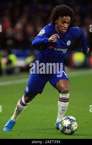 Londres, Royaume-Uni. Dec 10, 2019. Willian de Chelsea en action. Ligue des Champions groupe H match, Chelsea v Lille au stade de Stamford Bridge, à Chelsea, Londres, le mardi 10 décembre 2019. Cette image ne peut être utilisé qu'à des fins rédactionnelles. Usage éditorial uniquement, licence requise pour un usage commercial. Aucune utilisation de pari, de jeux ou d'un seul club/ligue/dvd publications. pic par Steffan Bowen/Andrew Orchard la photographie de sport/Alamy live news Crédit : Andrew Orchard la photographie de sport/Alamy Live News Banque D'Images