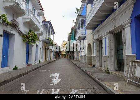 Colombie-britannique/Cartagena-11/5/19 : Une rue typique de la vieille ville de Carthagène, en Colombie avec son architecture coloniale. Banque D'Images