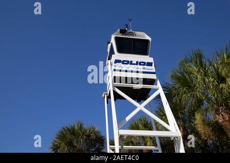 Tour d'observation de la police dans un parking de centre commercial de regarder pour le crime et les criminels, Miami, Floride Banque D'Images