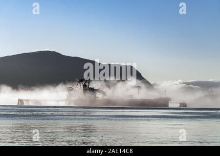 "Vraquier Lake Dawn' dans le brouillard à la Ridley Terminal charbonnier, l'île Ridley à Prince Rupert, BC Banque D'Images