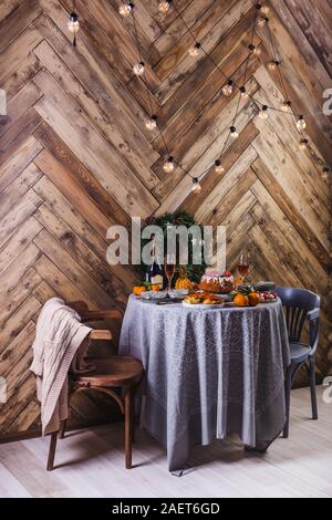 Belle table servi avec des décorations, des bougies et des lanternes. Salon décoré avec des lumières. Banque D'Images