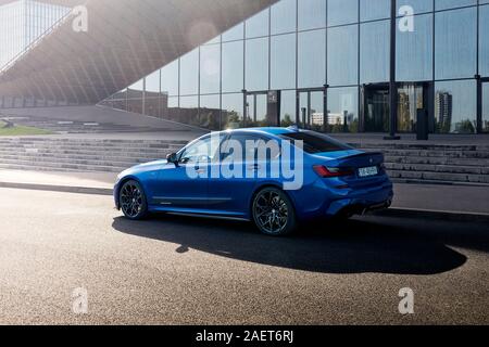 Katowice//Pologne - 09.15.2019 : BMW 330i avec M Performance, debout devant le Centre de Conférence International à Katowice. Modèle G20 - Banque D'Images