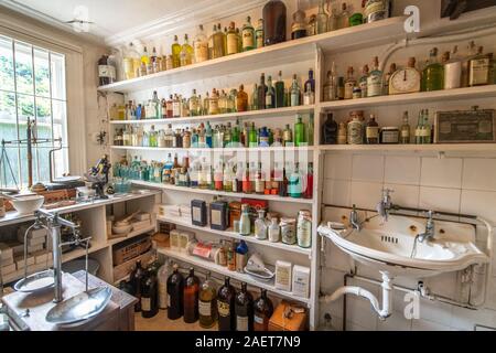 Bouteilles de fournitures médicales pour usage vétérinaire, World of James Herriot, Thirsk, UK. Banque D'Images