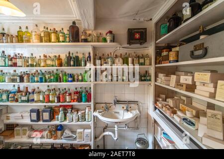 Bouteilles de fournitures médicales pour usage vétérinaire, World of James Herriot, Thirsk, UK. Banque D'Images