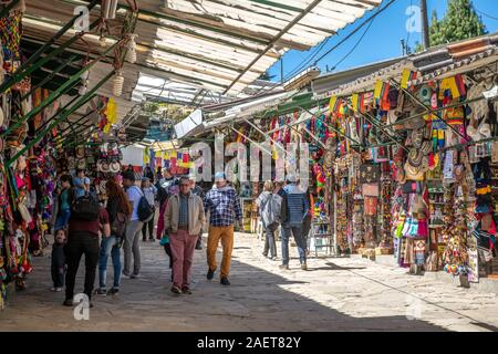 Les personnes à la recherche à l'intéressante et articles pour la vente dans un marché très fréquenté , Bogotá.‡ , Colombie Banque D'Images