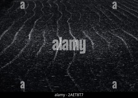 Noir et blanc Lignes de champ de culture après la récolte Banque D'Images