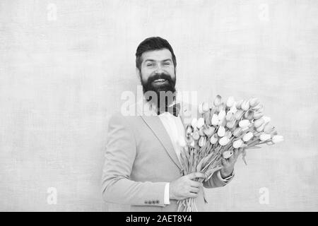 Voeux D Anniversaire Meilleures Fleurs Pour L Amie Fleurs Pour Elle Barbu Homme Noeud Papillon Costume Maintenez Bouquet De Tulipes Gentleman Faire Surprise Romantique Pour Elle Livraison De Fleurs Gentleman Date Romantique Photo Stock