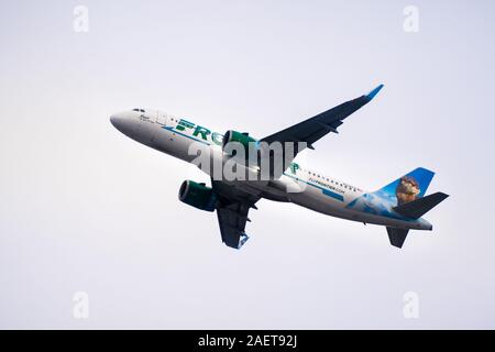 Dec 3, 2019 San Jose / CA / USA - Frontier Airlines (Rosie la loutre de rivière Livery) décollant de l'Aéroport International de San Jose Banque D'Images