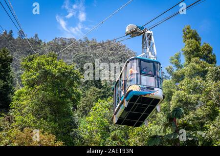 Les touristes à cheval sur la montagne de Monserrate par téléphérique‡ , Colombie , Bogotá Banque D'Images