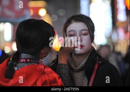 Une commode ne maquillage pour une personne dans une rue de la ville de Shenyang, au nord-est de la Chine, la province de Liaoning, 31 octobre 2019. Banque D'Images