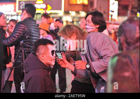 Une commode ne maquillage pour une personne dans une rue de la ville de Shenyang, au nord-est de la Chine, la province de Liaoning, 31 octobre 2019. Banque D'Images