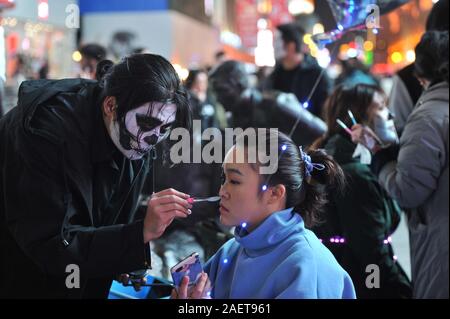 Une commode ne maquillage pour une personne dans une rue de la ville de Shenyang, au nord-est de la Chine, la province de Liaoning, 31 octobre 2019. Banque D'Images