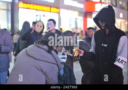 Une commode ne maquillage pour une personne dans une rue de la ville de Shenyang, au nord-est de la Chine, la province de Liaoning, 31 octobre 2019. Banque D'Images