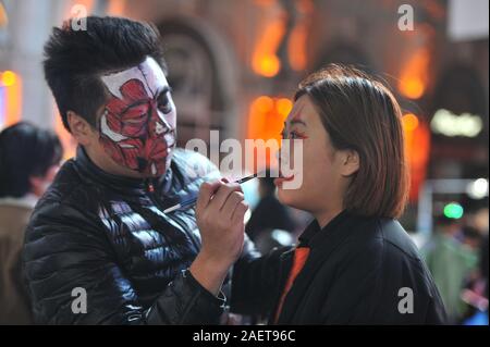 Une commode ne maquillage pour une personne dans une rue de la ville de Shenyang, au nord-est de la Chine, la province de Liaoning, 31 octobre 2019. Banque D'Images