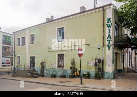 Avis de Grojec, ville de Pologne. Vieux bâtiment de 1970, avec lettre fleurs sens KWIATY Banque D'Images