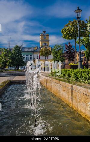 Avis de Grojec, ville de Pologne. Fontaine en face de la maison. Banque D'Images