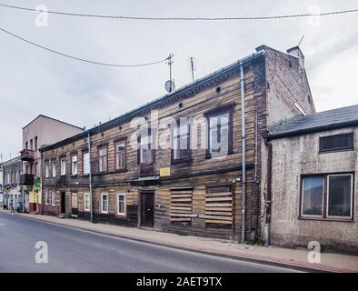 Avis de Grojec, ville de Pologne. Très vieux bâtiment fait de planches de bois presque sombrent dans la section du milieu. Banque D'Images