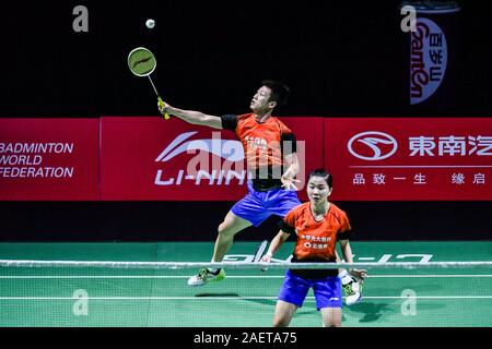 Xiaoyu Ren et Zhou Chaomin de Chine obtenir la balle contre Kouhei Gondou et Ayane Kurihara du Japon à la première série de double mixte de Fuzhou Chin Banque D'Images