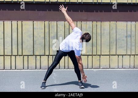 L'homme athlétique en préchauffage avant l'exécution. Banque D'Images