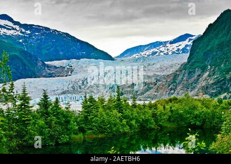 Mendenhall glacier et les montagnes près de Juneau, AK. Il mesure environ 12 miles (19 km) de long et situé dans la région de Mendenhall Valley, à environ 12 miles (19 km) à partir de la bas Banque D'Images