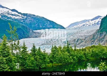 Mendenhall glacier et les montagnes près de Juneau, AK. Il mesure environ 12 miles (19 km) de long et situé dans la région de Mendenhall Valley, à environ 12 miles (19 km) à partir de la bas Banque D'Images